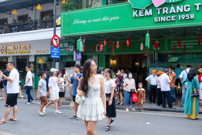 Ngày cuối tiếc nuối ở số 35 Tràng Tiền: "Tạm biệt nơi em được bố cho đi ăn kem khi được 10 điểm toán đầu tiên" - Ảnh 30.