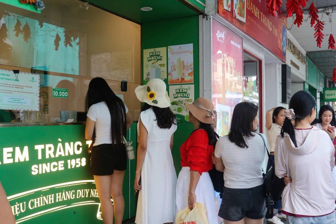 Ngày cuối tiếc nuối ở số 35 Tràng Tiền: "Tạm biệt nơi em được bố cho đi ăn kem khi được 10 điểm toán đầu tiên" - Ảnh 10.