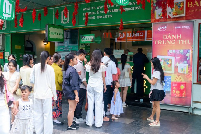 Ngày cuối tiếc nuối ở số 35 Tràng Tiền: "Tạm biệt nơi em được bố cho đi ăn kem khi được 10 điểm toán đầu tiên" - Ảnh 8.