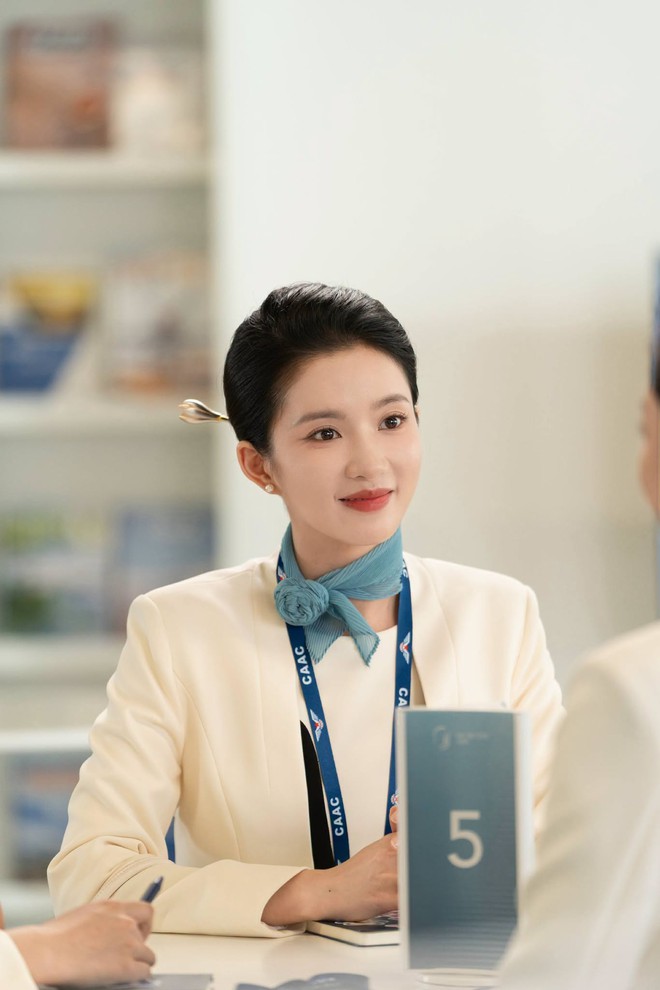 "Cơ trưởng đẹp nhất nh&igrave; m&agrave;n ảnh Hoa ngữ": Rời đồng phục l&agrave; l&ecirc;n đồ cực b&eacute;n, v&aacute;y &aacute;o qua tay đều được n&acirc;ng tầm - Ảnh 1.