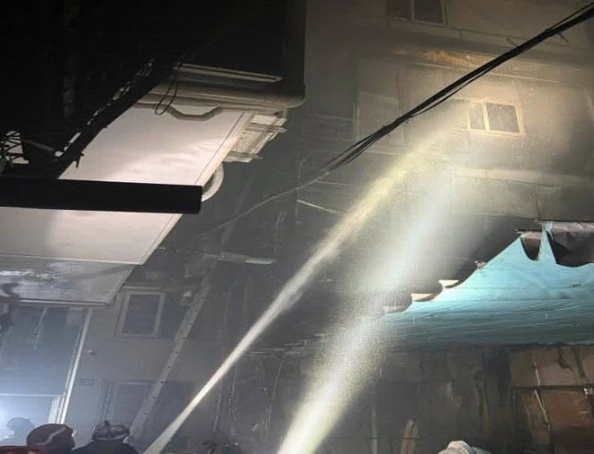 Lời kể &aacute;m ảnh từ hiện trường vụ ch&aacute;y khiến 5 người tử vong ở H&agrave; Nội: Người d&ugrave;ng d&acirc;y điều h&ograve;a tho&aacute;t th&acirc;n, 2 mẹ con may mắn sống s&oacute;t - Ảnh 9.