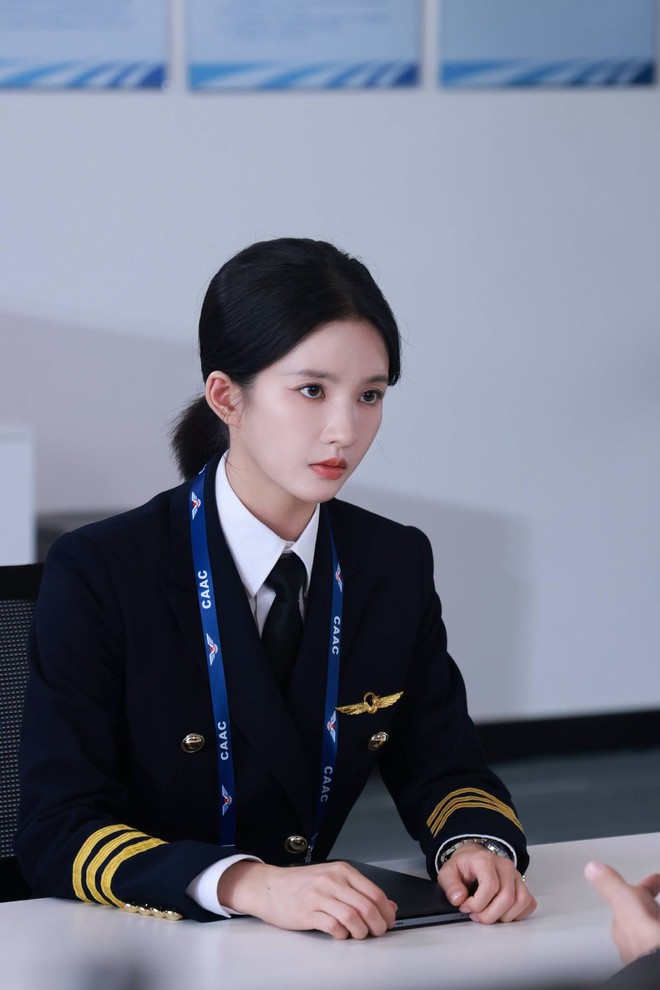 "Cơ trưởng đẹp nhất nh&igrave; m&agrave;n ảnh Hoa ngữ": Rời đồng phục l&agrave; l&ecirc;n đồ cực b&eacute;n, v&aacute;y &aacute;o qua tay đều được n&acirc;ng tầm - Ảnh 2.