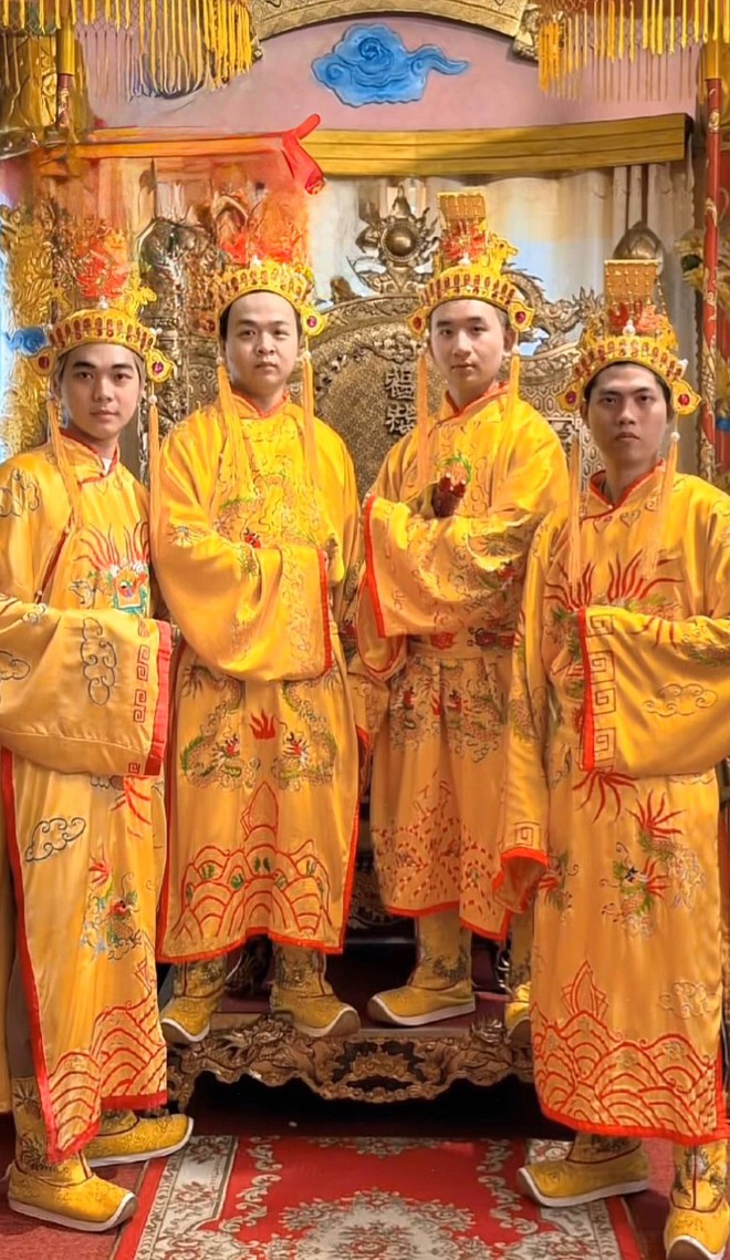 Dinh Bảo Đại Đ&agrave; Lạt h&uacute;t kh&aacute;ch nhờ tr&agrave;o lưu quay clip "biến h&igrave;nh": Chi ph&iacute; rất phải chăng, đ&ocirc;ng đến mức phải xếp h&agrave;ng chờ lượt - Ảnh 1.