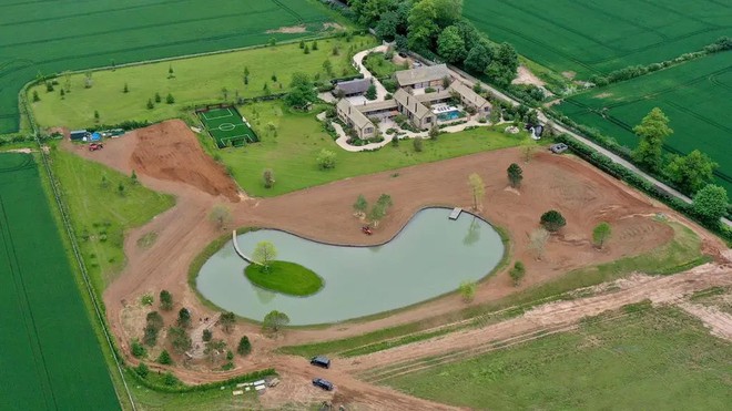 To&agrave;n cảnh khu đất 100.000m2 l&agrave; trang trại nu&ocirc;i g&agrave; của David Beckham - Ảnh 2.