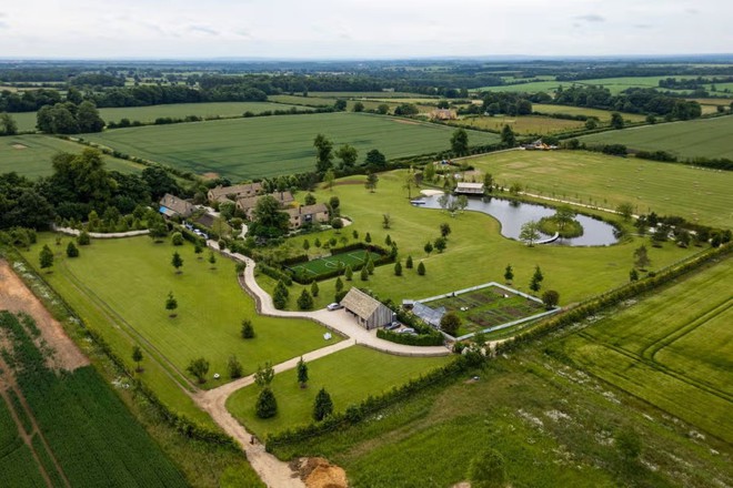 To&agrave;n cảnh khu đất 100.000m2 l&agrave; trang trại nu&ocirc;i g&agrave; của David Beckham - Ảnh 3.