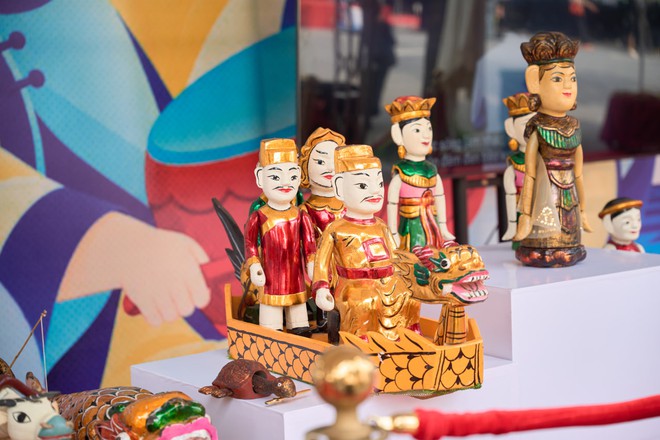 Múa rối cạn xuất hiện tại Fandom Yêu Nước: Khi nghệ thuật truyền thống “gặp” người trẻ giữa Hồ Gươm - Ảnh 4.