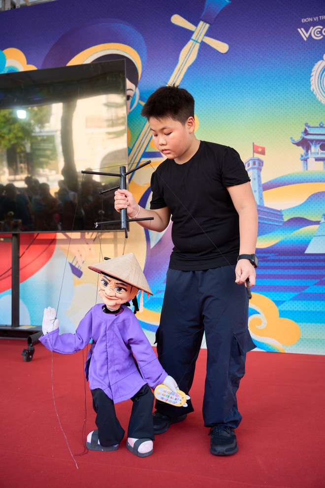 Múa rối cạn xuất hiện tại Fandom Yêu Nước: Khi nghệ thuật truyền thống “gặp” người trẻ giữa Hồ Gươm - Ảnh 6.