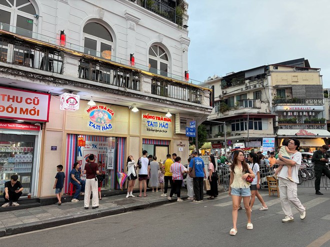 Tr&agrave; sữa từ 7.000 đồng bước v&agrave;o &ldquo;s&acirc;n chơi&rdquo; của Starbucks, Highlands, Ph&uacute;c Long ở Hồ Gươm - Ảnh 28.