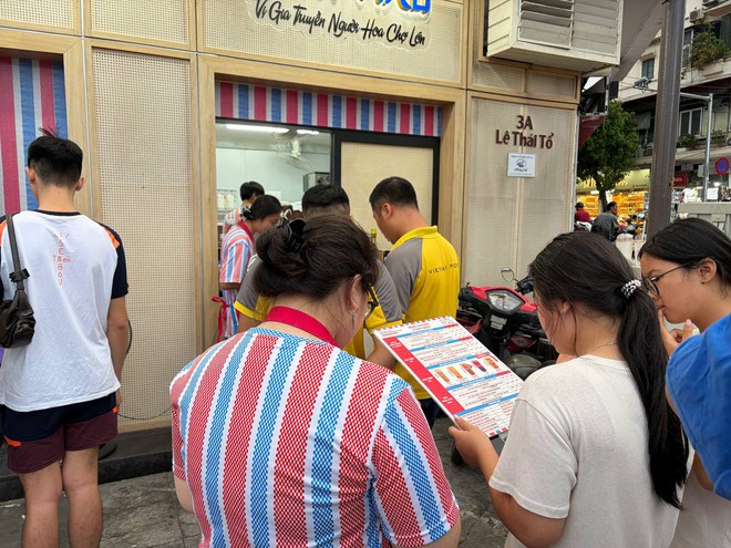 Tr&agrave; sữa từ 7.000 đồng bước v&agrave;o &ldquo;s&acirc;n chơi&rdquo; của Starbucks, Highlands, Ph&uacute;c Long ở Hồ Gươm - Ảnh 15.