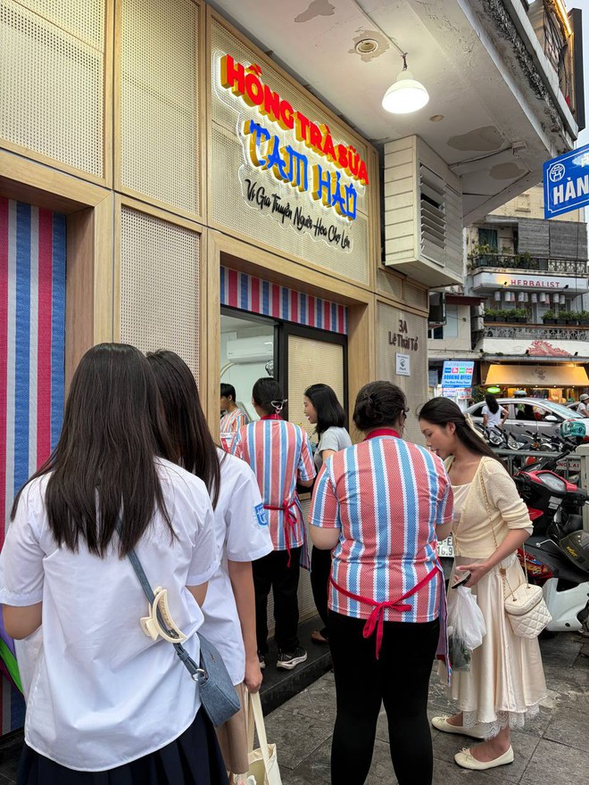 Tr&agrave; sữa từ 7.000 đồng bước v&agrave;o &ldquo;s&acirc;n chơi&rdquo; của Starbucks, Highlands, Ph&uacute;c Long ở Hồ Gươm - Ảnh 14.