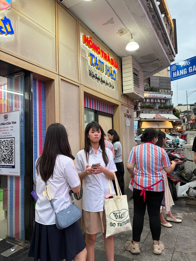 Tr&agrave; sữa từ 7.000 đồng bước v&agrave;o &ldquo;s&acirc;n chơi&rdquo; của Starbucks, Highlands, Ph&uacute;c Long ở Hồ Gươm - Ảnh 13.