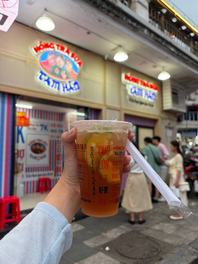 Tr&agrave; sữa từ 7.000 đồng bước v&agrave;o &ldquo;s&acirc;n chơi&rdquo; của Starbucks, Highlands, Ph&uacute;c Long ở Hồ Gươm - Ảnh 21.