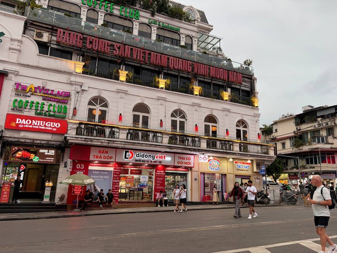Tr&agrave; sữa từ 7.000 đồng bước v&agrave;o &ldquo;s&acirc;n chơi&rdquo; của Starbucks, Highlands, Ph&uacute;c Long ở Hồ Gươm - Ảnh 1.