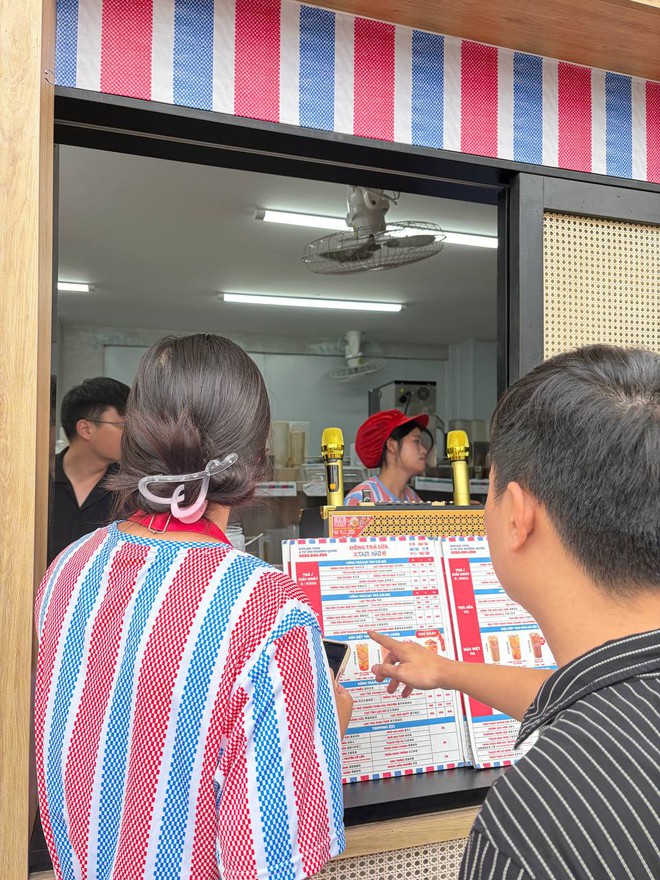 Tr&agrave; sữa từ 7.000 đồng bước v&agrave;o &ldquo;s&acirc;n chơi&rdquo; của Starbucks, Highlands, Ph&uacute;c Long ở Hồ Gươm - Ảnh 18.