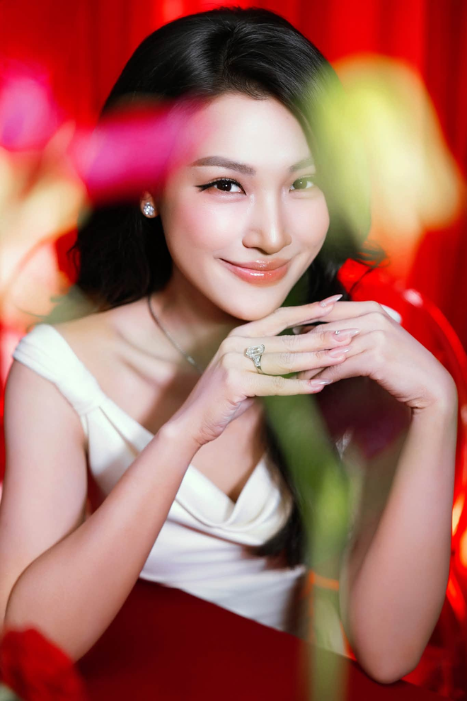 Cập nhật mới của MC Ho&agrave;ng Oanh: Chiếc nhẫn ng&oacute;n &aacute;p &uacute;t g&acirc;y ch&uacute; &yacute; - Ảnh 1.