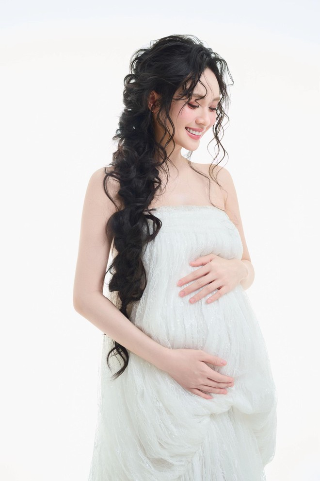 Vũ Th&uacute;y Quỳnh được thiếu gia Đức Phạm d&agrave;nh đặc quyền khi bầu b&iacute; - Ảnh 7.