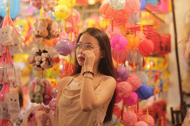 Đêm Trung thu: Hàng Mã chìm trong biển người, cấm xe 24/24, TP.HCM mưa vừa ngớt giới trẻ liền xuống đường - Ảnh 67.