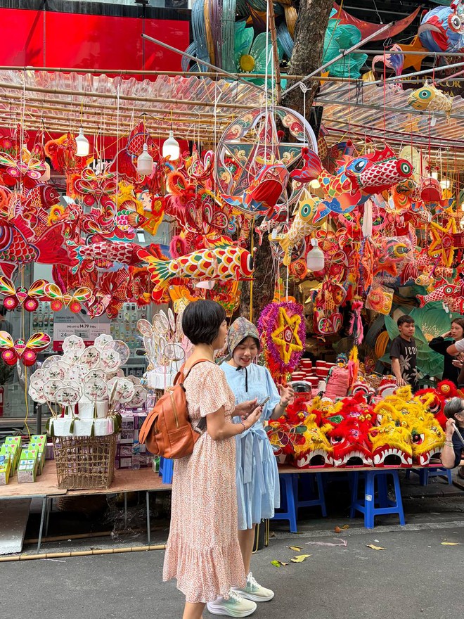 Đêm Trung thu: Hàng Mã chìm trong biển người, cấm xe 24/24, TP.HCM mưa vừa ngớt giới trẻ liền xuống đường - Ảnh 30.