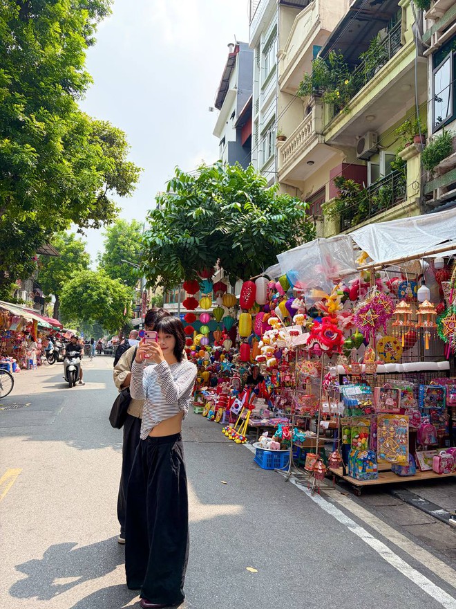 Đêm Trung thu: Hàng Mã chìm trong biển người, cấm xe 24/24, TP.HCM mưa vừa ngớt giới trẻ liền xuống đường - Ảnh 31.