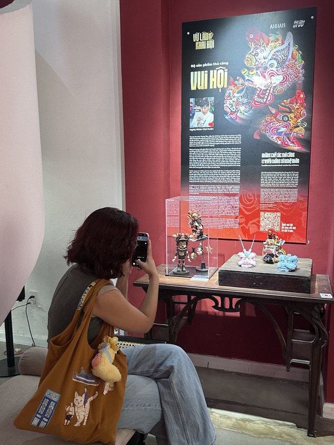 Đêm Trung thu: Hàng Mã chìm trong biển người, cấm xe 24/24, TP.HCM mưa vừa ngớt giới trẻ liền xuống đường - Ảnh 59.