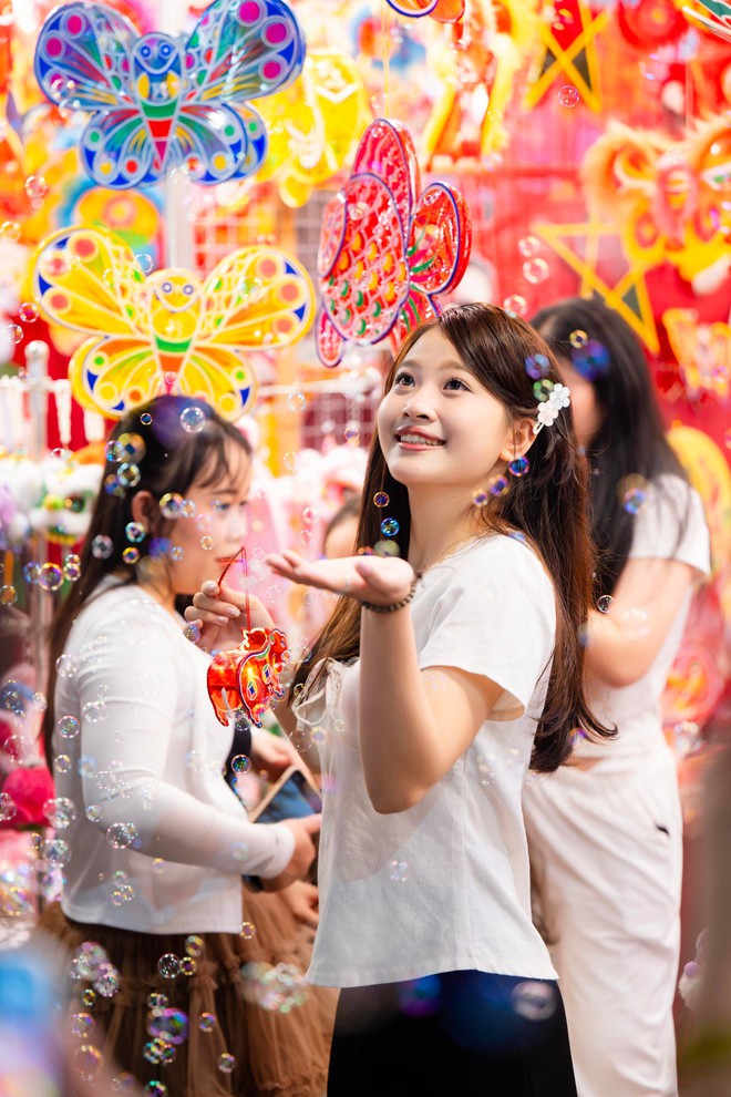 Đêm Trung thu: Hàng Mã chìm trong biển người, cấm xe 24/24, TP.HCM mưa vừa ngớt giới trẻ liền xuống đường - Ảnh 50.