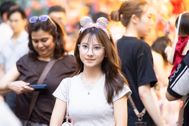Đêm Trung thu: Hàng Mã chìm trong biển người, cấm xe 24/24, TP.HCM mưa vừa ngớt giới trẻ liền xuống đường - Ảnh 33.