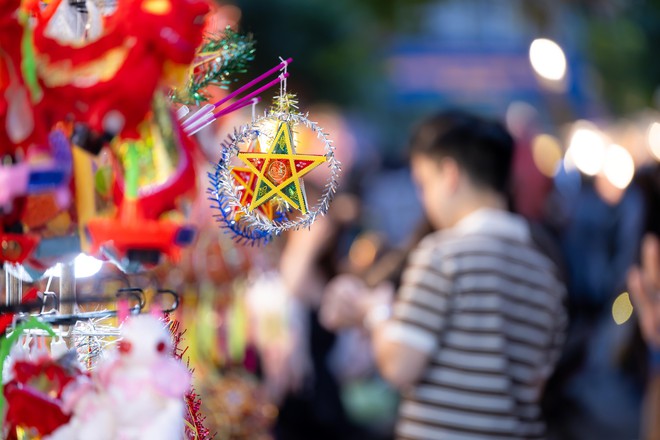 Đêm Trung thu: Hàng Mã chìm trong biển người, cấm xe 24/24, TP.HCM mưa vừa ngớt giới trẻ liền xuống đường - Ảnh 36.