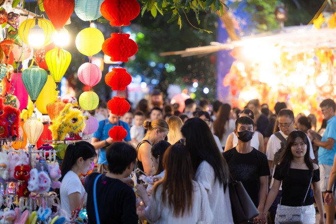 Đêm Trung thu: Hàng Mã chìm trong biển người, cấm xe 24/24, TP.HCM mưa vừa ngớt giới trẻ liền xuống đường - Ảnh 32.