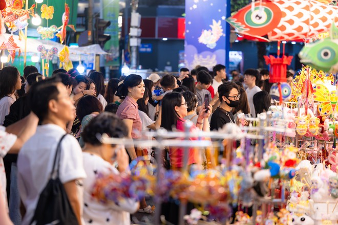 Đêm Trung thu: Hàng Mã chìm trong biển người, cấm xe 24/24, TP.HCM mưa vừa ngớt giới trẻ liền xuống đường - Ảnh 42.