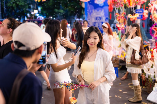 Đêm Trung thu: Hàng Mã chìm trong biển người, cấm xe 24/24, TP.HCM mưa vừa ngớt giới trẻ liền xuống đường - Ảnh 45.