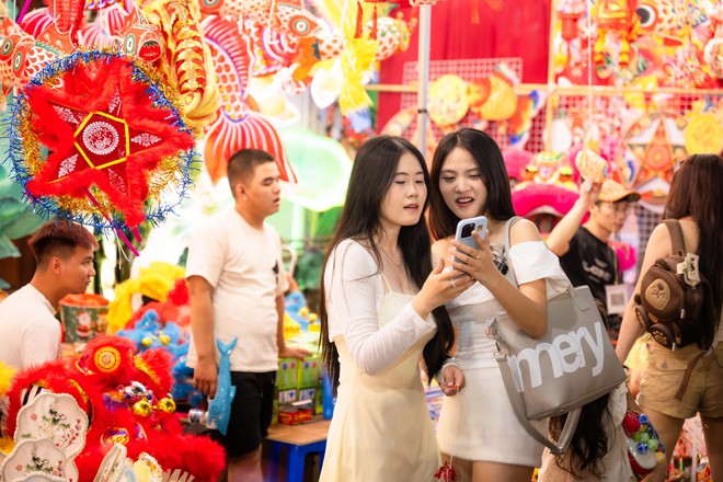 Đêm Trung thu: Hàng Mã chìm trong biển người, cấm xe 24/24, TP.HCM mưa vừa ngớt giới trẻ liền xuống đường - Ảnh 38.