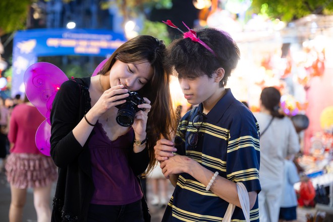 Đêm Trung thu: Hàng Mã chìm trong biển người, cấm xe 24/24, TP.HCM mưa vừa ngớt giới trẻ liền xuống đường - Ảnh 44.