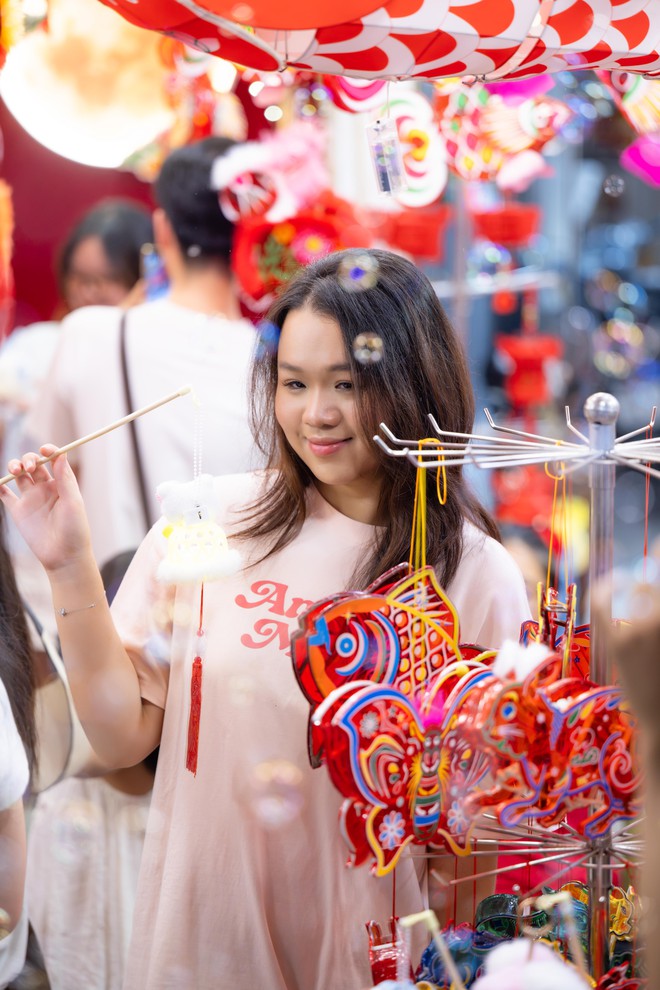 Đêm Trung thu: Hàng Mã chìm trong biển người, cấm xe 24/24, TP.HCM mưa vừa ngớt giới trẻ liền xuống đường - Ảnh 48.