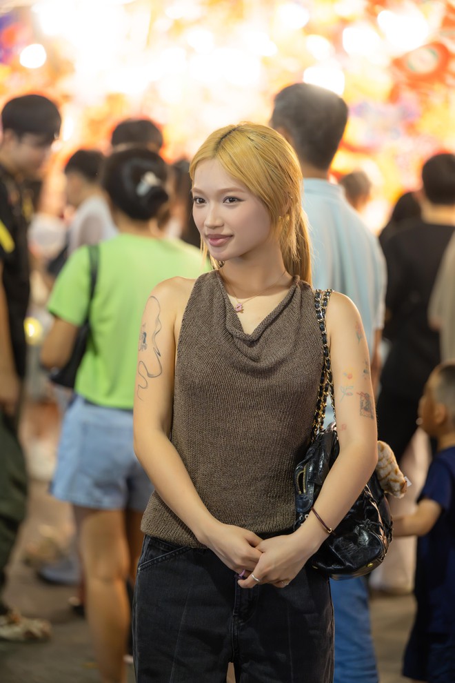Đêm Trung thu: Hàng Mã chìm trong biển người, cấm xe 24/24, TP.HCM mưa vừa ngớt giới trẻ liền xuống đường - Ảnh 51.