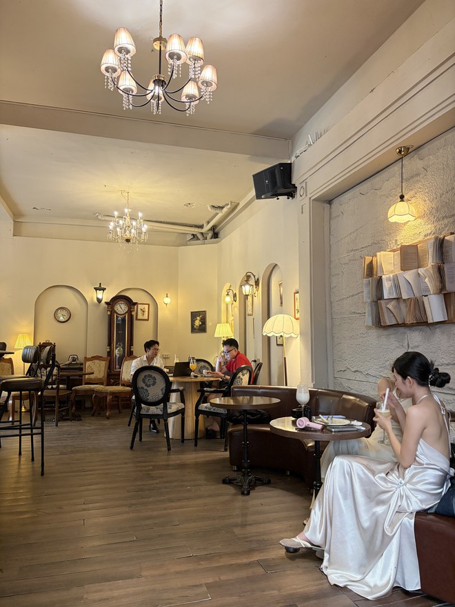 Đêm Trung thu: Hàng Mã chìm trong biển người, cấm xe 24/24, TP.HCM mưa vừa ngớt giới trẻ liền xuống đường - Ảnh 4.