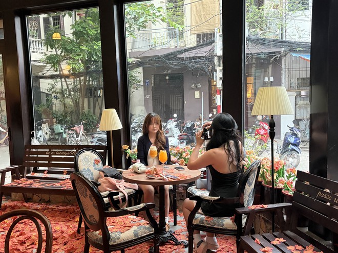 Đêm Trung thu: Hàng Mã chìm trong biển người, cấm xe 24/24, TP.HCM mưa vừa ngớt giới trẻ liền xuống đường - Ảnh 6.