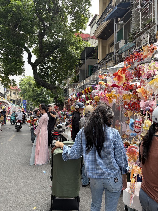 Đêm Trung thu: Hàng Mã chìm trong biển người, cấm xe 24/24, TP.HCM mưa vừa ngớt giới trẻ liền xuống đường - Ảnh 26.
