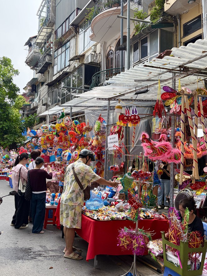 Đêm Trung thu: Hàng Mã chìm trong biển người, cấm xe 24/24, TP.HCM mưa vừa ngớt giới trẻ liền xuống đường - Ảnh 23.