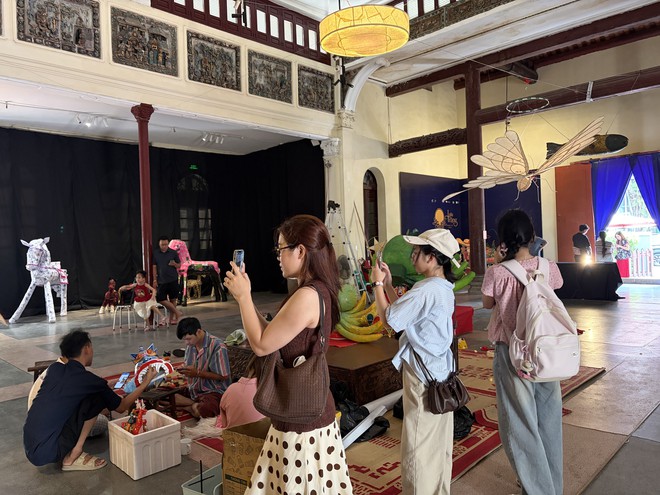 Đêm Trung thu: Hàng Mã chìm trong biển người, cấm xe 24/24, TP.HCM mưa vừa ngớt giới trẻ liền xuống đường - Ảnh 11.