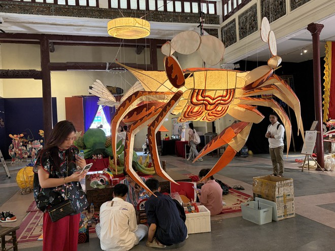 Đêm Trung thu: Hàng Mã chìm trong biển người, cấm xe 24/24, TP.HCM mưa vừa ngớt giới trẻ liền xuống đường - Ảnh 13.