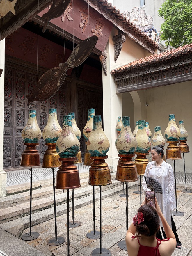 Đêm Trung thu: Hàng Mã chìm trong biển người, cấm xe 24/24, TP.HCM mưa vừa ngớt giới trẻ liền xuống đường - Ảnh 15.