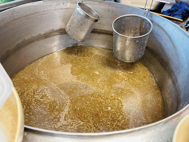 Ph&aacute;t hiện qu&aacute;n phở H&agrave; Nội từng c&oacute; l&ograve; mổ b&ograve; ngay ph&iacute;a sau bếp, b&aacute;t 100.000 đồng chứa đủ phần ngon nhất của con b&ograve; - Ảnh 22.