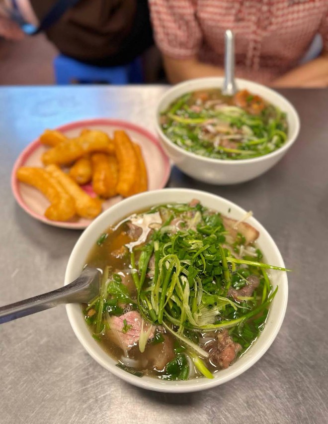 Ph&aacute;t hiện qu&aacute;n phở H&agrave; Nội từng c&oacute; l&ograve; mổ b&ograve; ngay ph&iacute;a sau bếp, b&aacute;t 100.000 đồng chứa đủ phần ngon nhất của con b&ograve; - Ảnh 11.