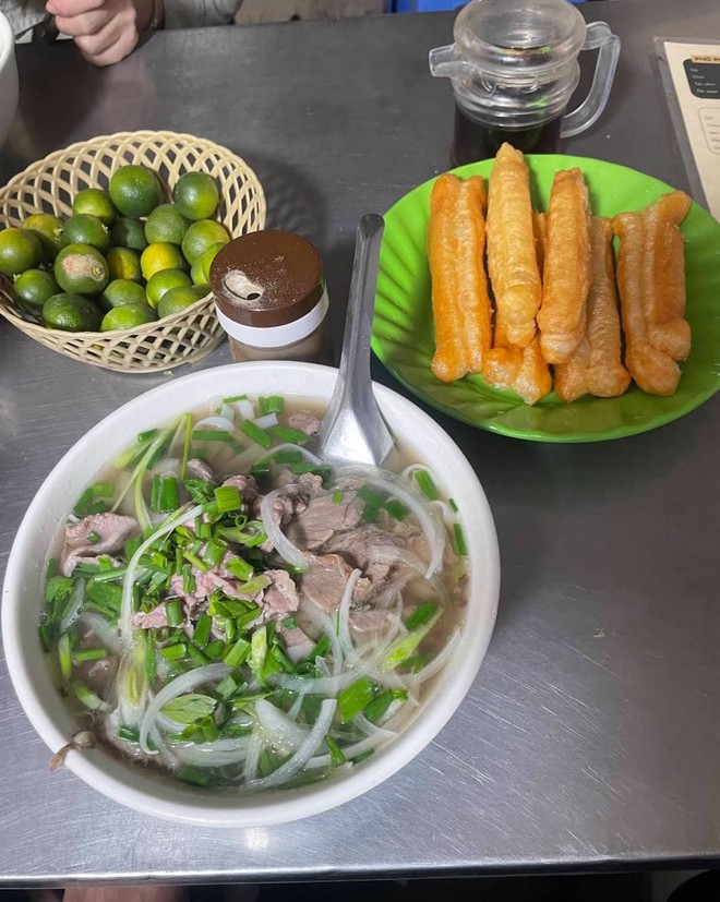 Ph&aacute;t hiện qu&aacute;n phở H&agrave; Nội từng c&oacute; l&ograve; mổ b&ograve; ngay ph&iacute;a sau bếp, b&aacute;t 100.000 đồng chứa đủ phần ngon nhất của con b&ograve; - Ảnh 7.