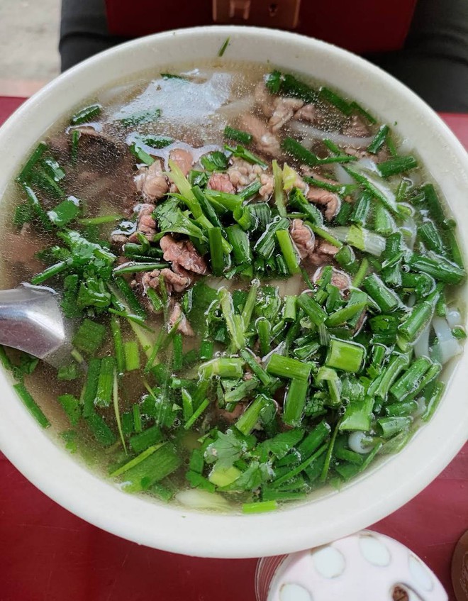 Ph&aacute;t hiện qu&aacute;n phở H&agrave; Nội từng c&oacute; l&ograve; mổ b&ograve; ngay ph&iacute;a sau bếp, b&aacute;t 100.000 đồng chứa đủ phần ngon nhất của con b&ograve; - Ảnh 13.