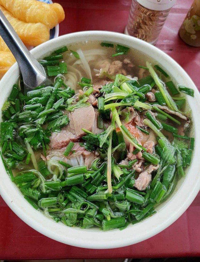 Ph&aacute;t hiện qu&aacute;n phở H&agrave; Nội từng c&oacute; l&ograve; mổ b&ograve; ngay ph&iacute;a sau bếp, b&aacute;t 100.000 đồng chứa đủ phần ngon nhất của con b&ograve; - Ảnh 4.