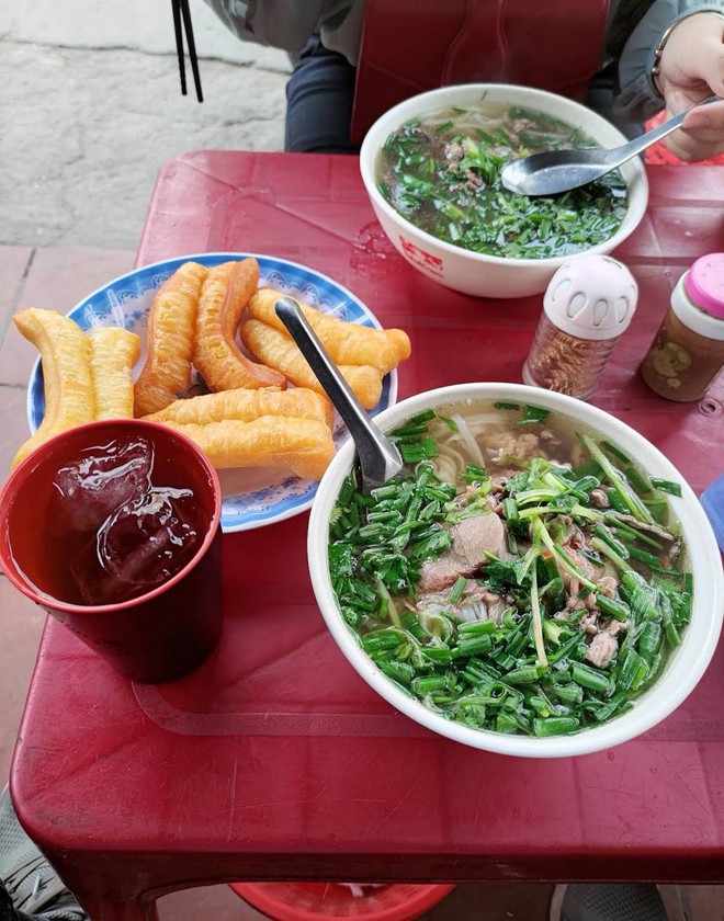 Ph&aacute;t hiện qu&aacute;n phở H&agrave; Nội từng c&oacute; l&ograve; mổ b&ograve; ngay ph&iacute;a sau bếp, b&aacute;t 100.000 đồng chứa đủ phần ngon nhất của con b&ograve; - Ảnh 10.