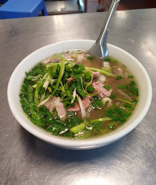 Ph&aacute;t hiện qu&aacute;n phở H&agrave; Nội từng c&oacute; l&ograve; mổ b&ograve; ngay ph&iacute;a sau bếp, b&aacute;t 100.000 đồng chứa đủ phần ngon nhất của con b&ograve; - Ảnh 5.