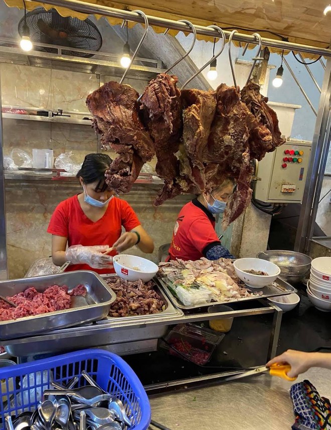 Ph&aacute;t hiện qu&aacute;n phở H&agrave; Nội từng c&oacute; l&ograve; mổ b&ograve; ngay ph&iacute;a sau bếp, b&aacute;t 100.000 đồng chứa đủ phần ngon nhất của con b&ograve; - Ảnh 6.