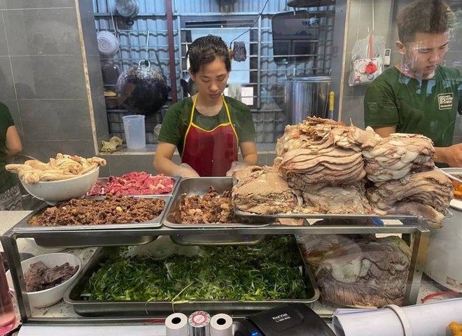 Ph&aacute;t hiện qu&aacute;n phở H&agrave; Nội từng c&oacute; l&ograve; mổ b&ograve; ngay ph&iacute;a sau bếp, b&aacute;t 100.000 đồng chứa đủ phần ngon nhất của con b&ograve; - Ảnh 12.